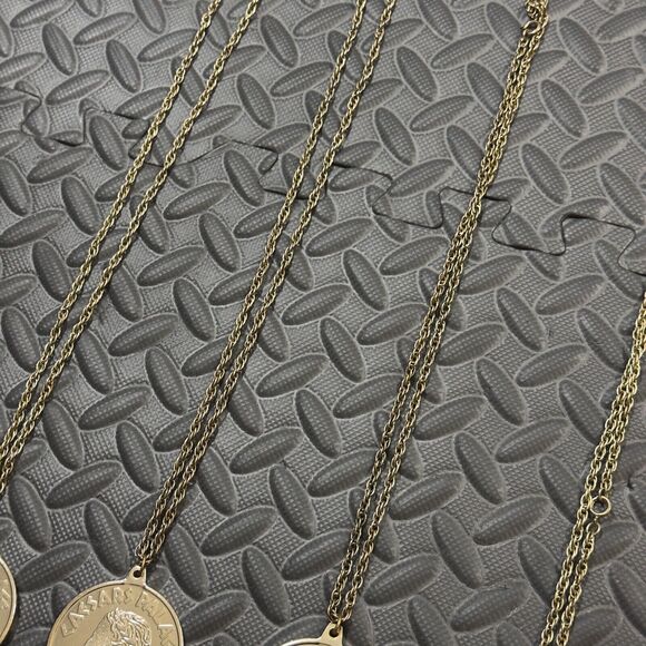 Vintage Caesars Palace Coin Las Vegas Gold Tone Medallion Pendant Necklace - Picture 5 of 7